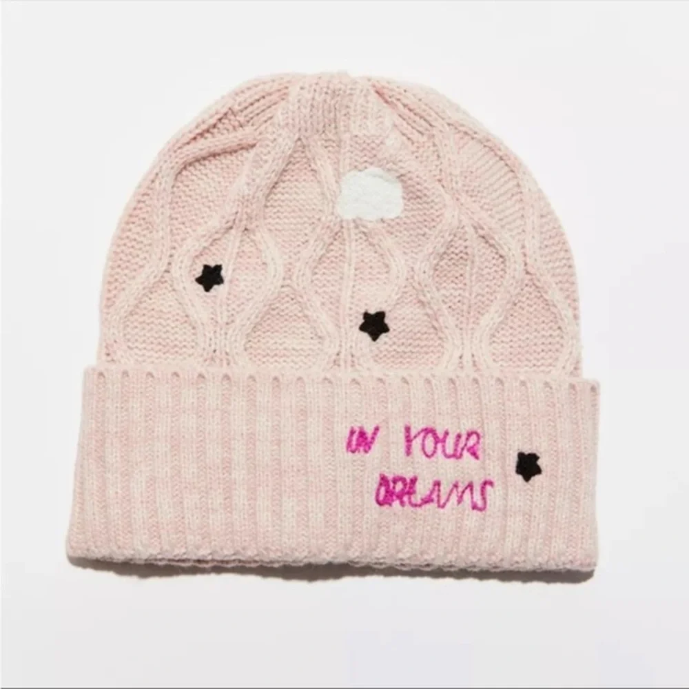 New🌟UO Bella Embroidered Beanie - Pink